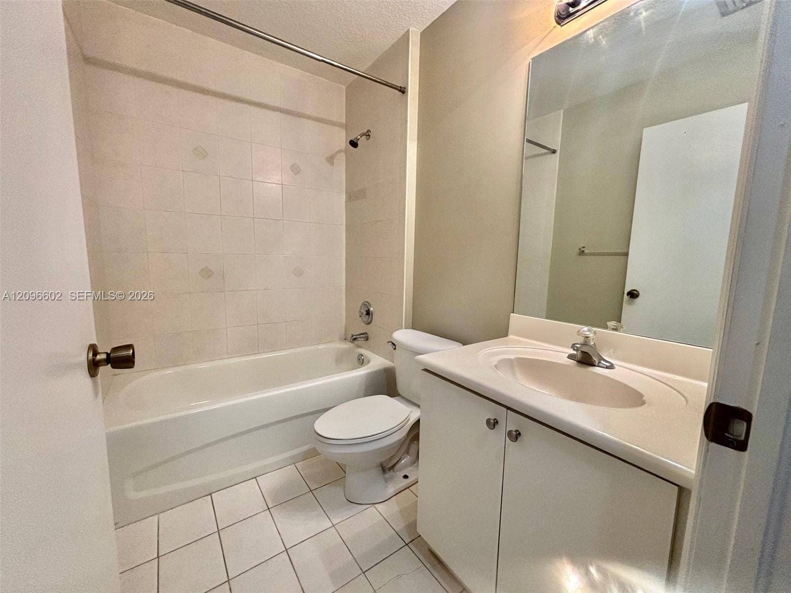 2307 Anchor Court, #4006, Dania Beach, FL 33312 Full bathroom on 1st floor
