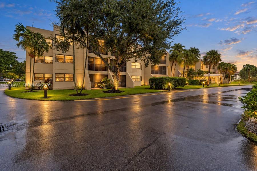 Property photo for 220 Lakeview Drive, #205, Weston, FL