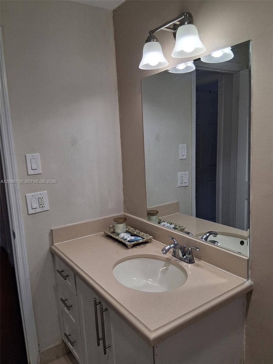Hallandale Beach, FL 33009 Photo 5