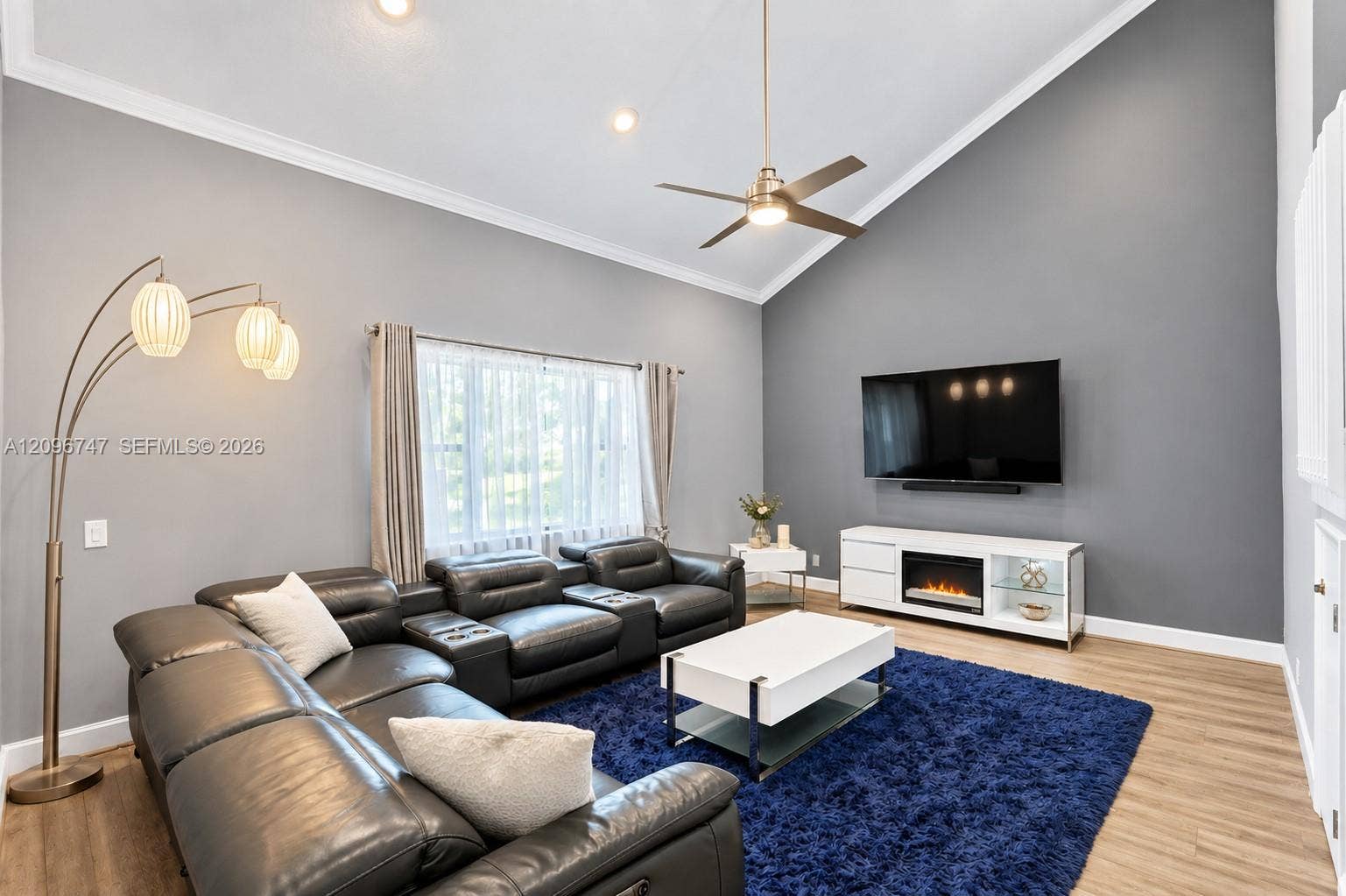 3237 Deer Creek Lake Shore Drive, Deerfield Beach, FL 33442 Vaulted ceilings