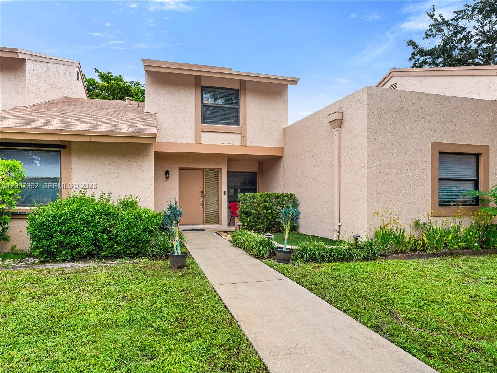 16 Chestnut Circle, Cooper City, FL 33026 Photo 2