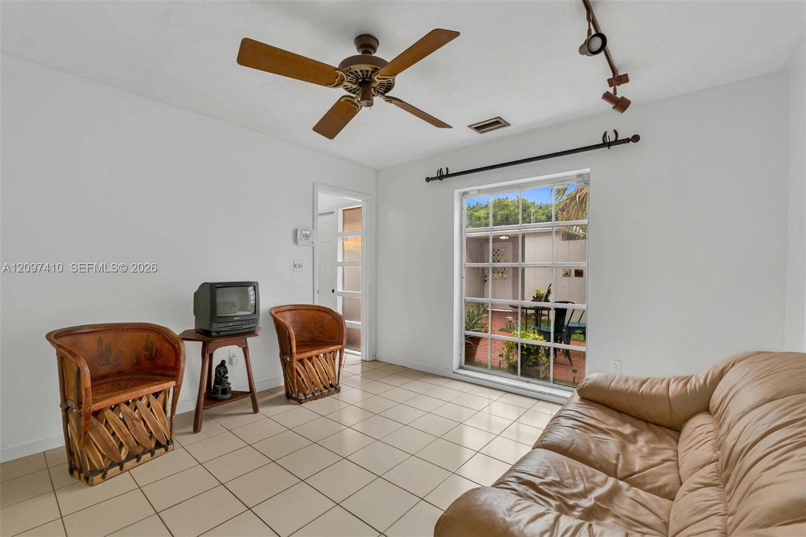 18958 Bobolink Drive, Hialeah, FL 33015 Photo 9