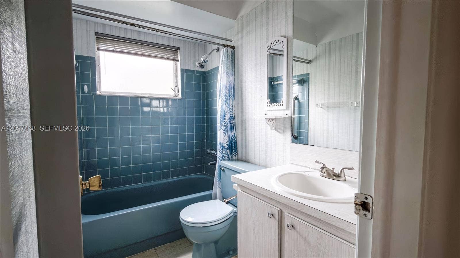 1010 NW 93rd Terrace, Pembroke Pines, FL 33024 Guest Bathroom