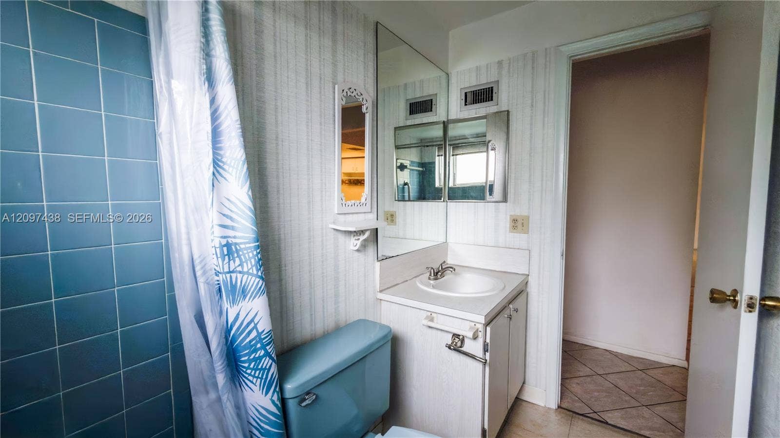 1010 NW 93rd Terrace, Pembroke Pines, FL 33024 Guest Bathroom