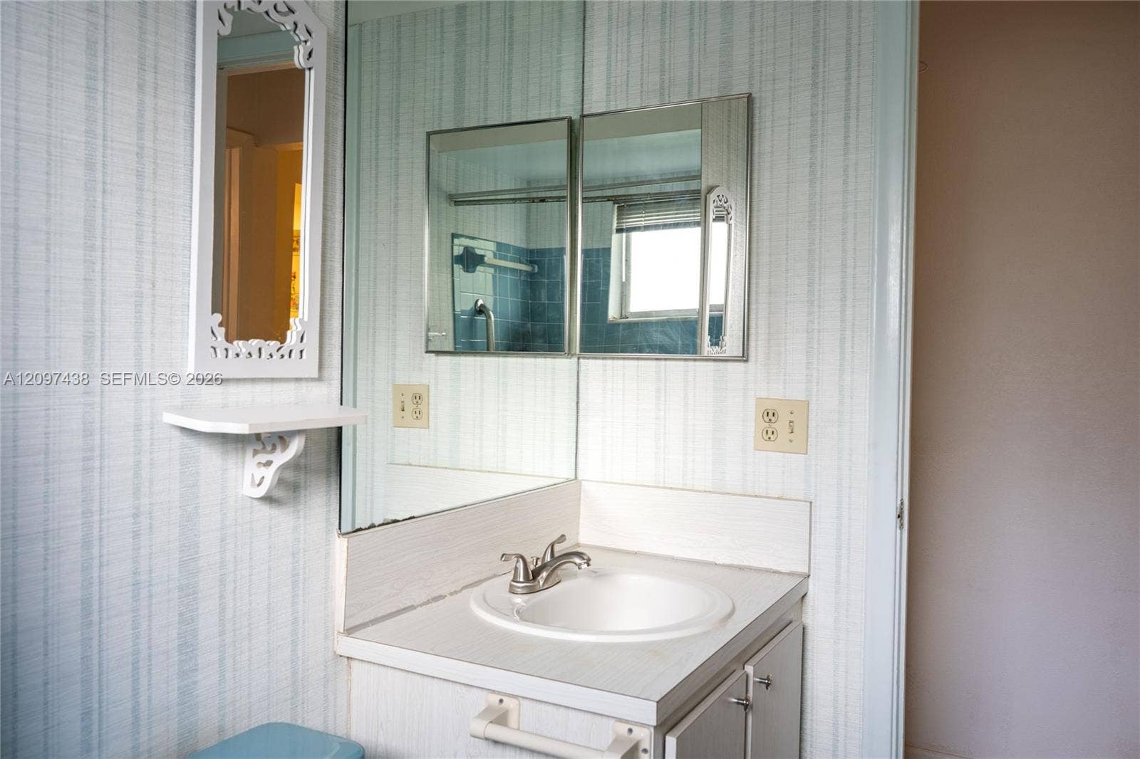 1010 NW 93rd Terrace, Pembroke Pines, FL 33024 Guest Bathroom