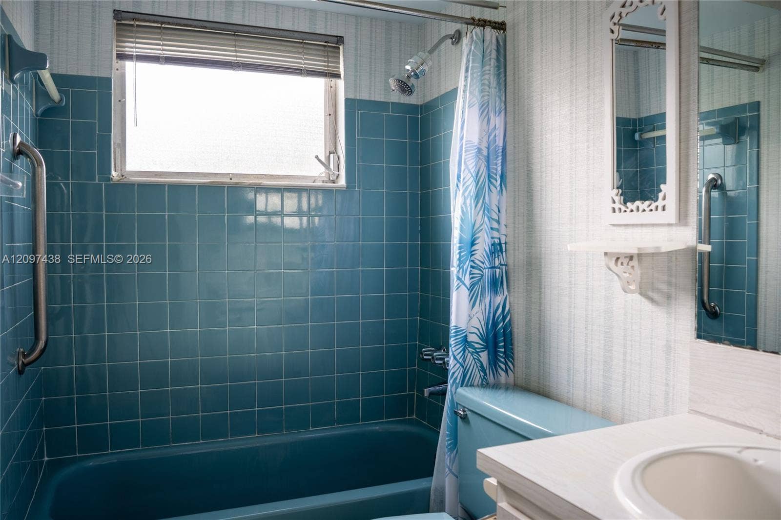 1010 NW 93rd Terrace, Pembroke Pines, FL 33024 Guest Bathroom