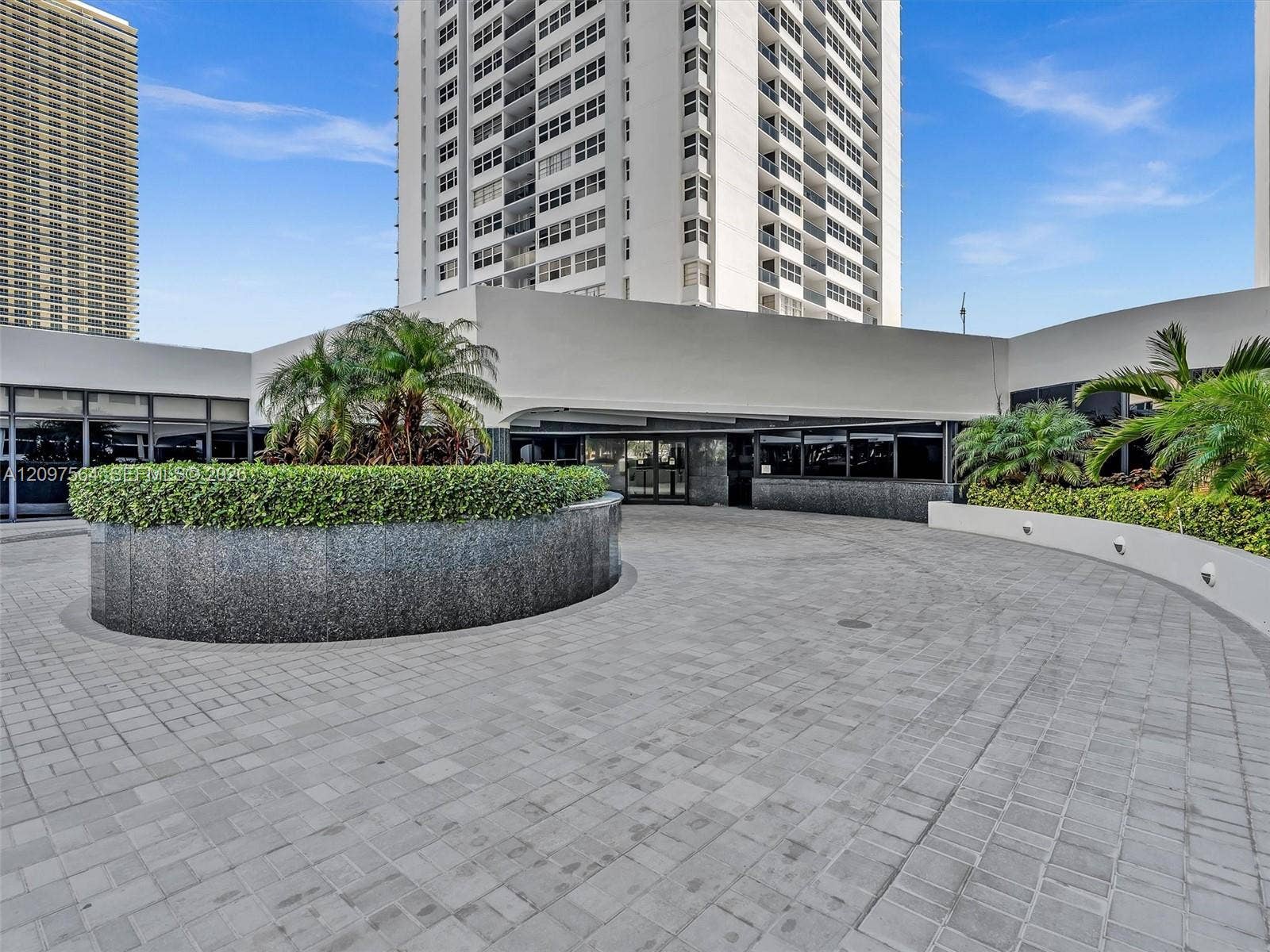 1904 S Ocean Drive, #905, Hallandale Beach, FL 33009 Beachfront condo valet and concierge Hallandale