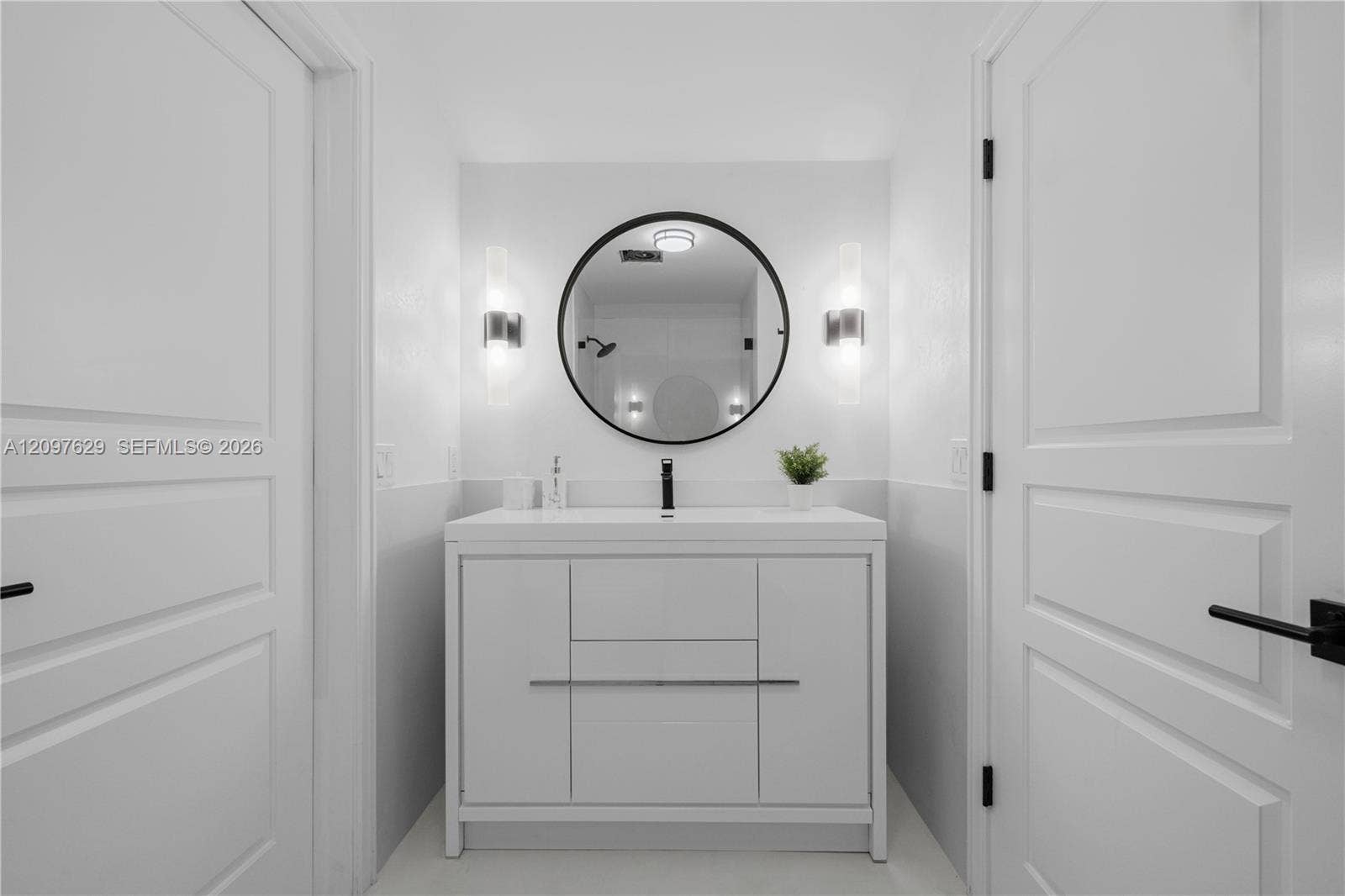 4700 Lake Road, Miami, FL 33137 Jack&Jill Bathroom