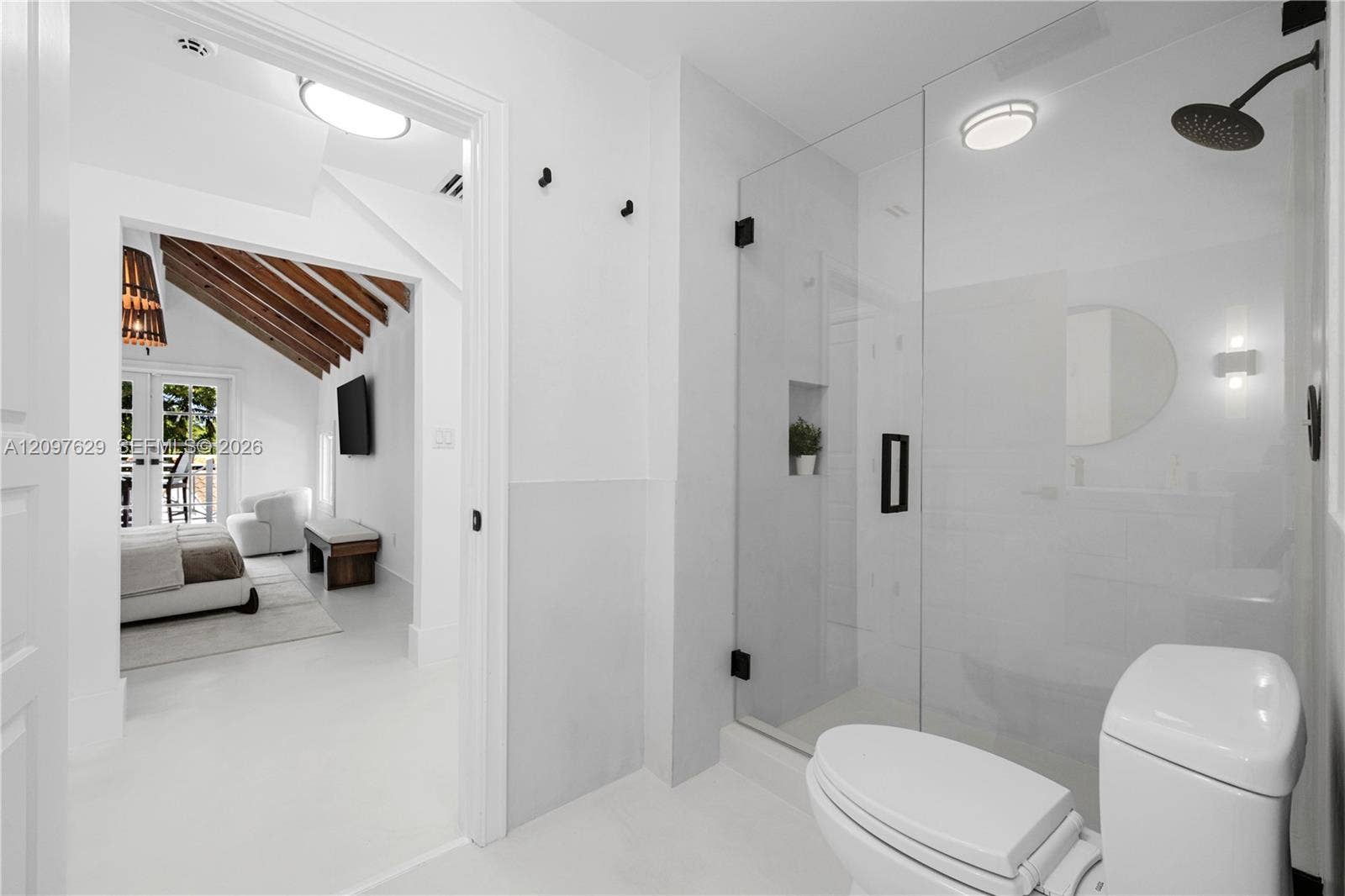 4700 Lake Road, Miami, FL 33137 Jack&Jill Bathroom