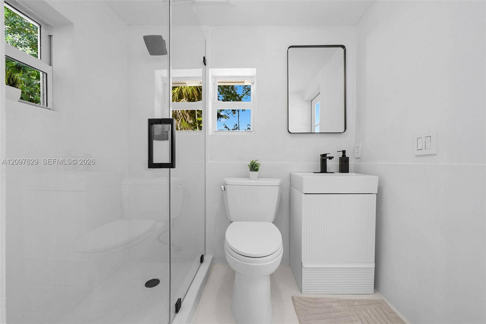 4700 Lake Road, Miami, FL 33137 Cavana Bathroom