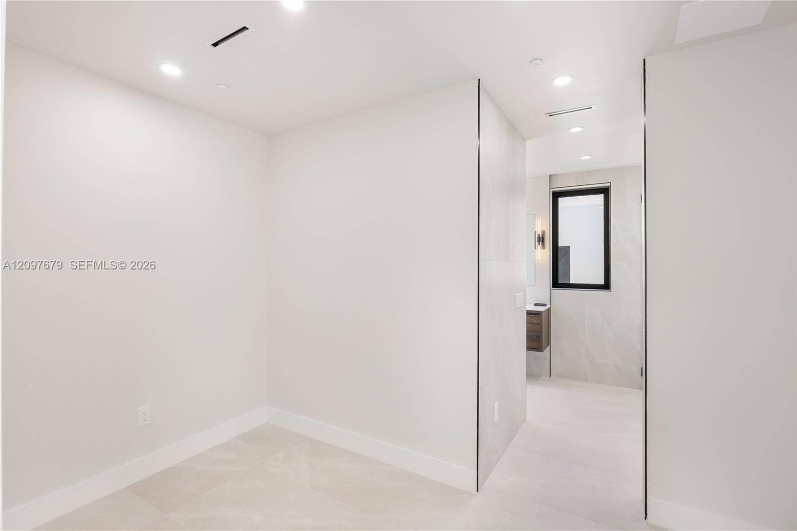 843 SW 14th Court, Fort Lauderdale, FL 33315 master walk-thru closet