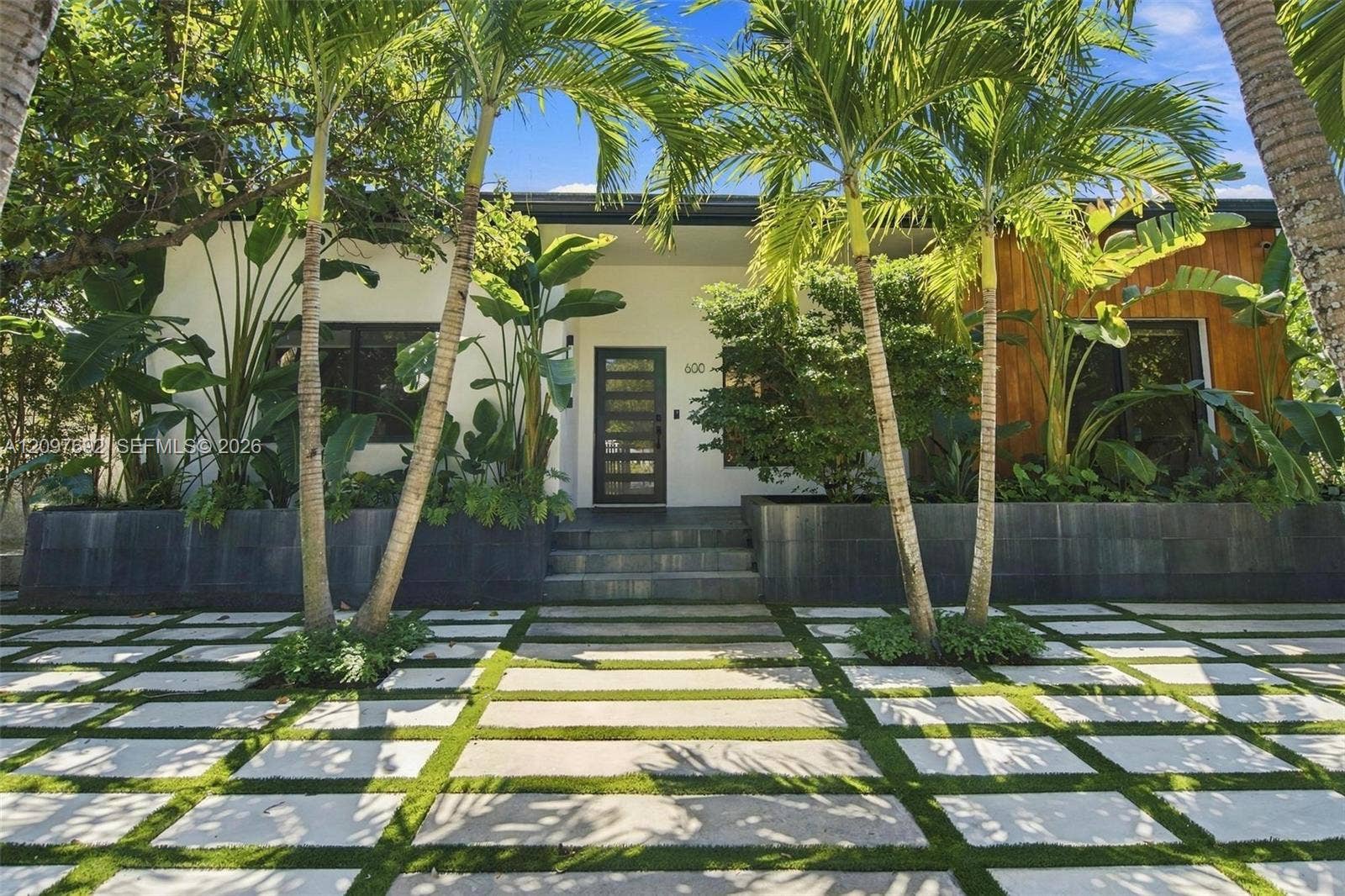 600 W 51st Street, Miami Beach, FL 33140 Photo 1