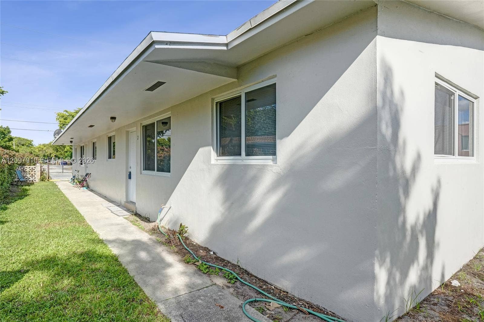Hallandale Beach, FL 33009 Exterior