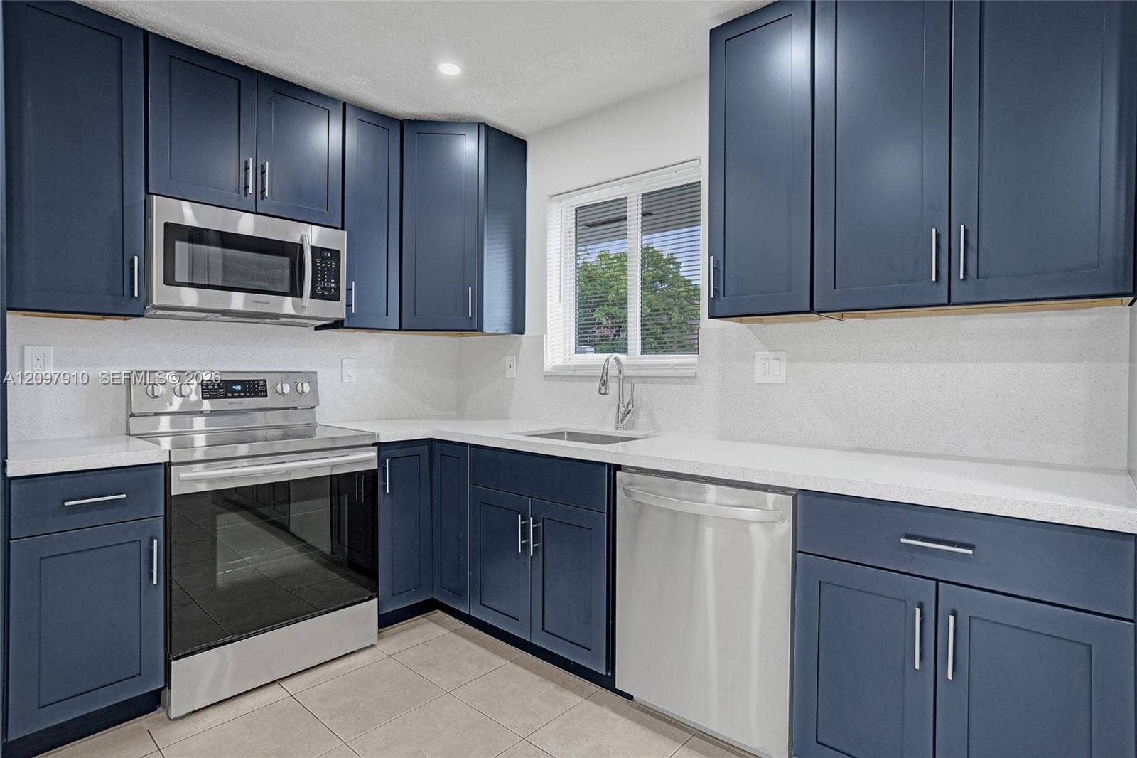 Hallandale Beach, FL 33009 Apt 2