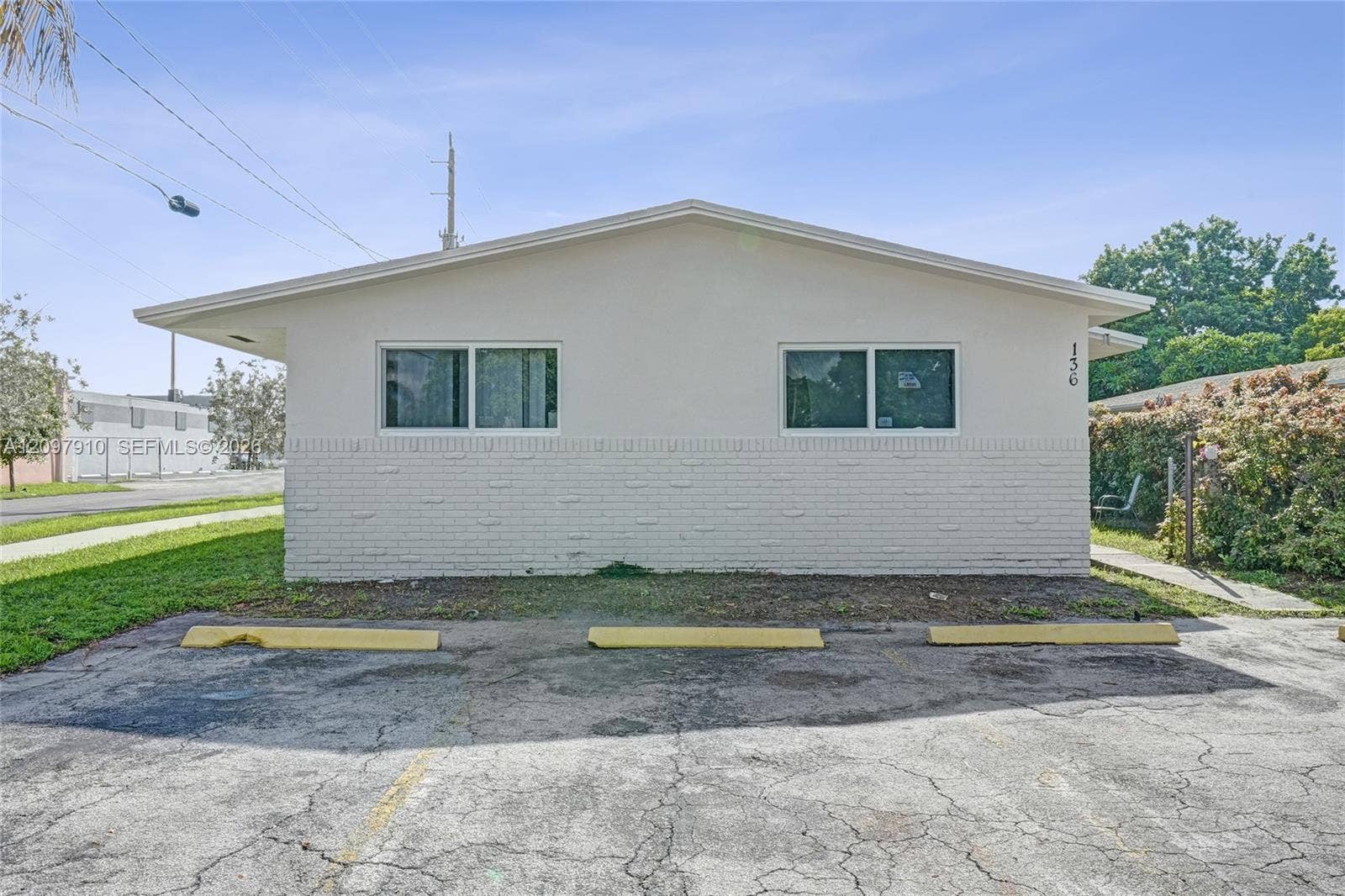 Hallandale Beach, FL 33009 Exterior