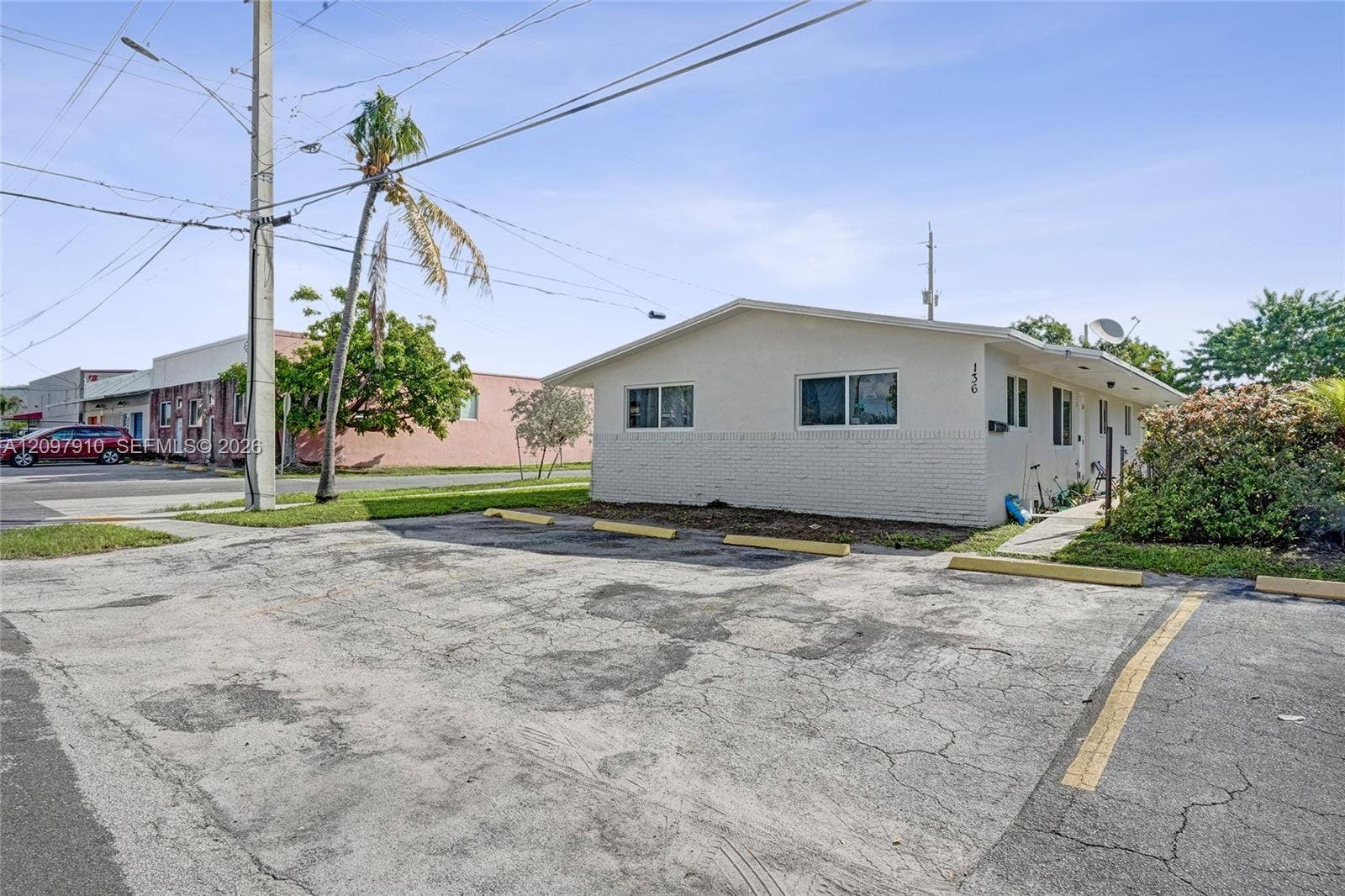 Hallandale Beach, FL 33009 Exterior