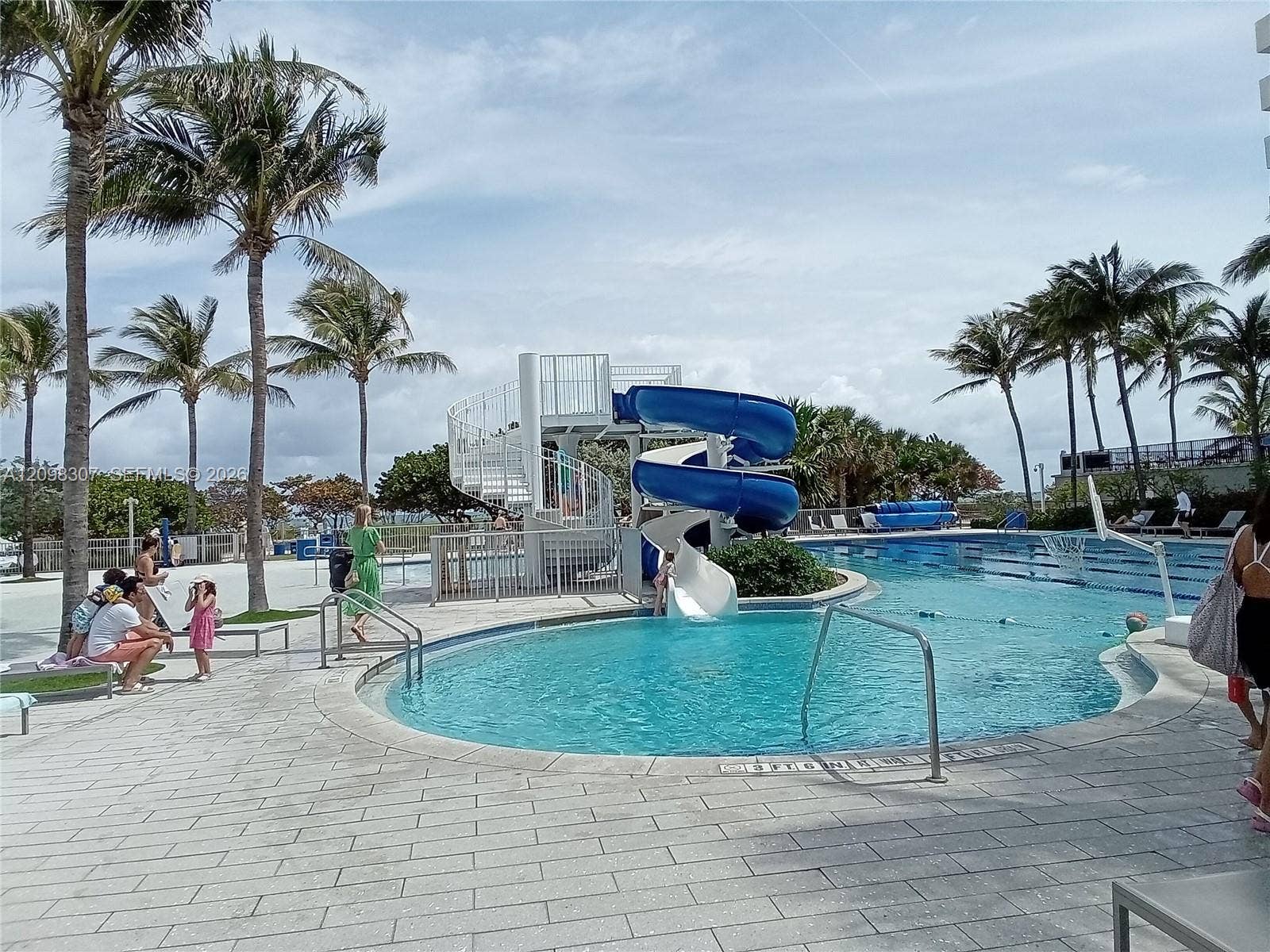 SURFSDIE BEACH ACROOS THE UNIT