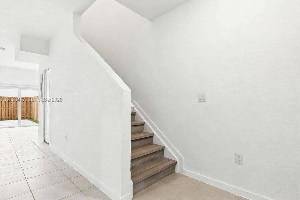 11011 SW 230 Terrace, Miami, Miami, FL 33170 LAMINATE STAIRS