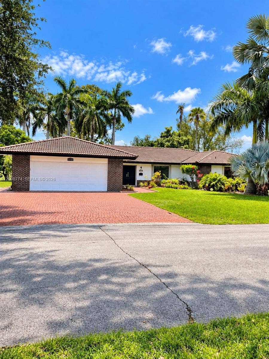 19265 E Saint Andrews Drive, Hialeah, FL 33015 Photo 2