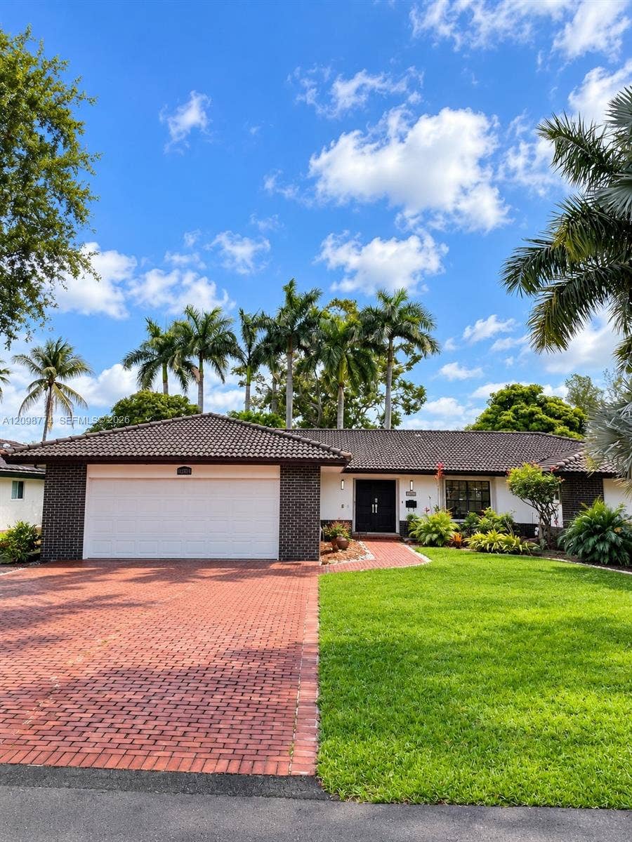 19265 E Saint Andrews Drive, Hialeah, FL 33015 Photo 4