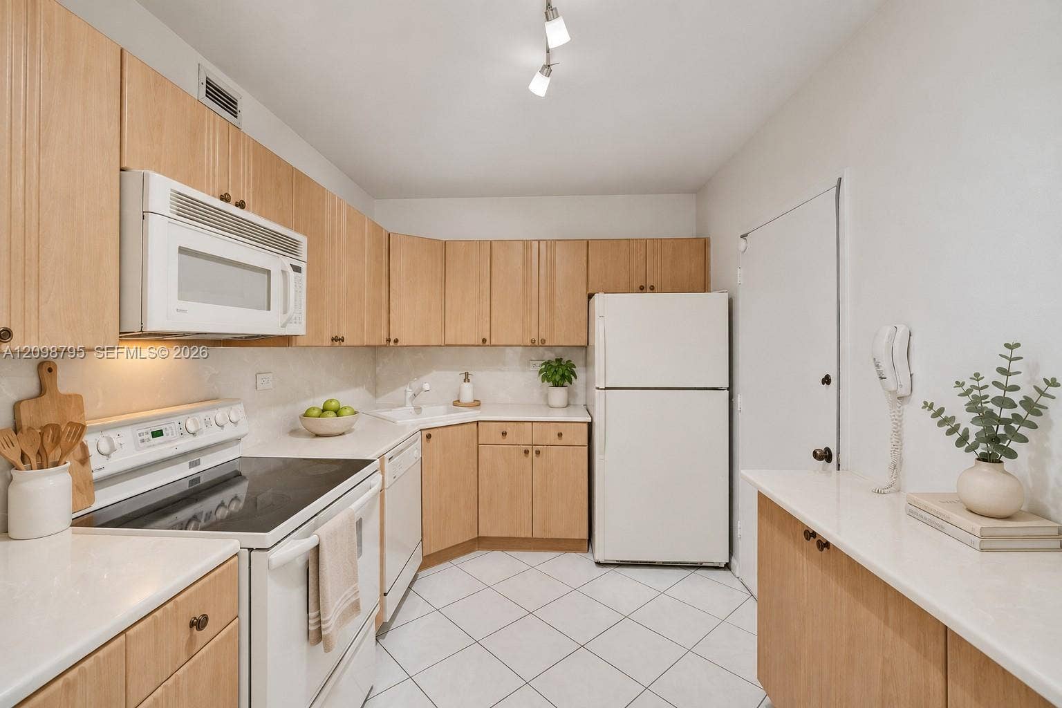 5601 Collins Avenue, #620, Miami Beach, FL 33140 Digitally Staged