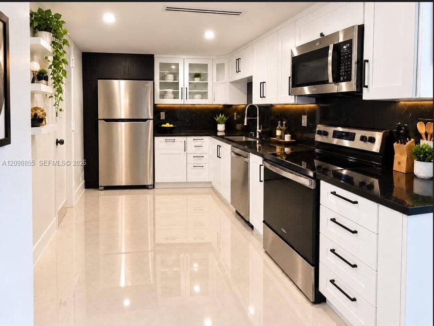 300 Bayview Drive, #PH11, Sunny Isles Beach, FL 33160 Photo 3