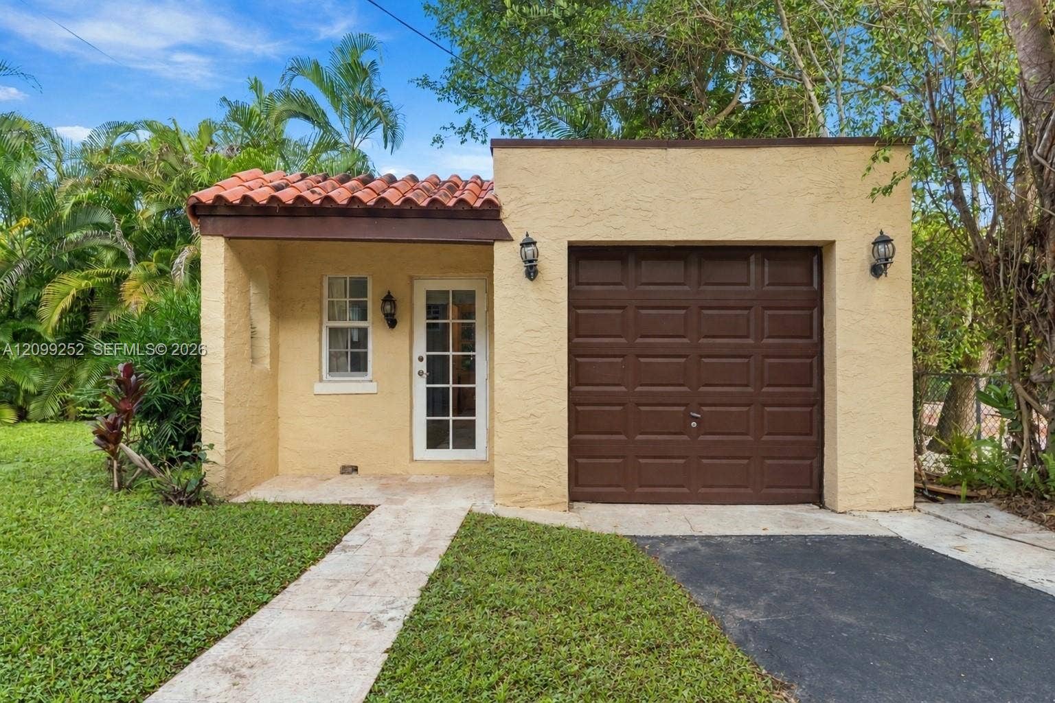 1461 Certosa Avenue, Coral Gables, FL 33146 Separate Detached Guest House with Full Bathroom