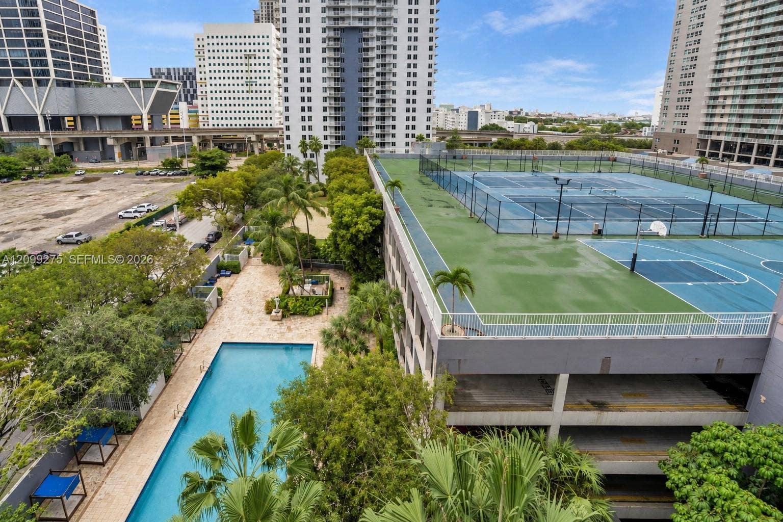800 N Miami Avenue, #E-902, Miami, Miami, FL 33136 Enjoy a resort-style setting with a swimming pool, sun deck, tennis courts, basketball courts, and lush tropical landscaping.