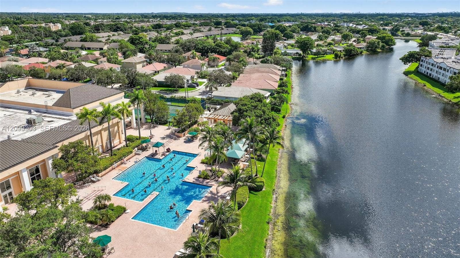 7917 Exeter Boulevard E, #101, Tamarac, FL 33321 King Point Pool Area
