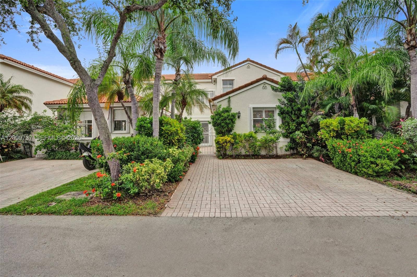 1620 Weeping Willow Way, Hollywood, FL 33019 Photo 3