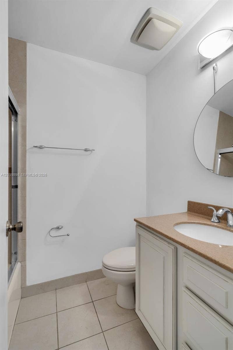 5750 Turin Street, #206, Coral Gables, FL 33146 Guest bathroom is en-suite to the second bedroom and has a new mirror and LED lighting and the tub was just refinished!