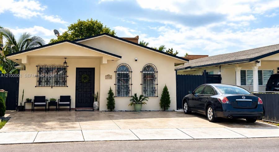 Property photo for 1096 W 40th Place, Hialeah, FL