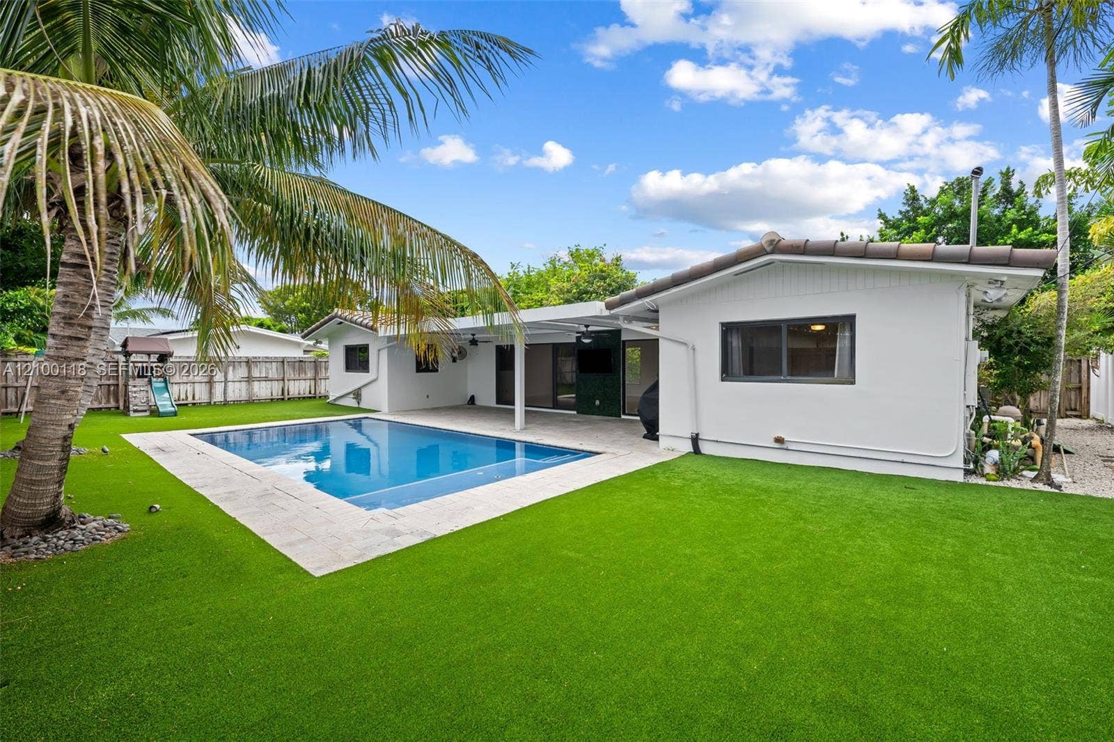 2091 NE 55th Street, Fort Lauderdale, FL 33308 Exterior Green Space