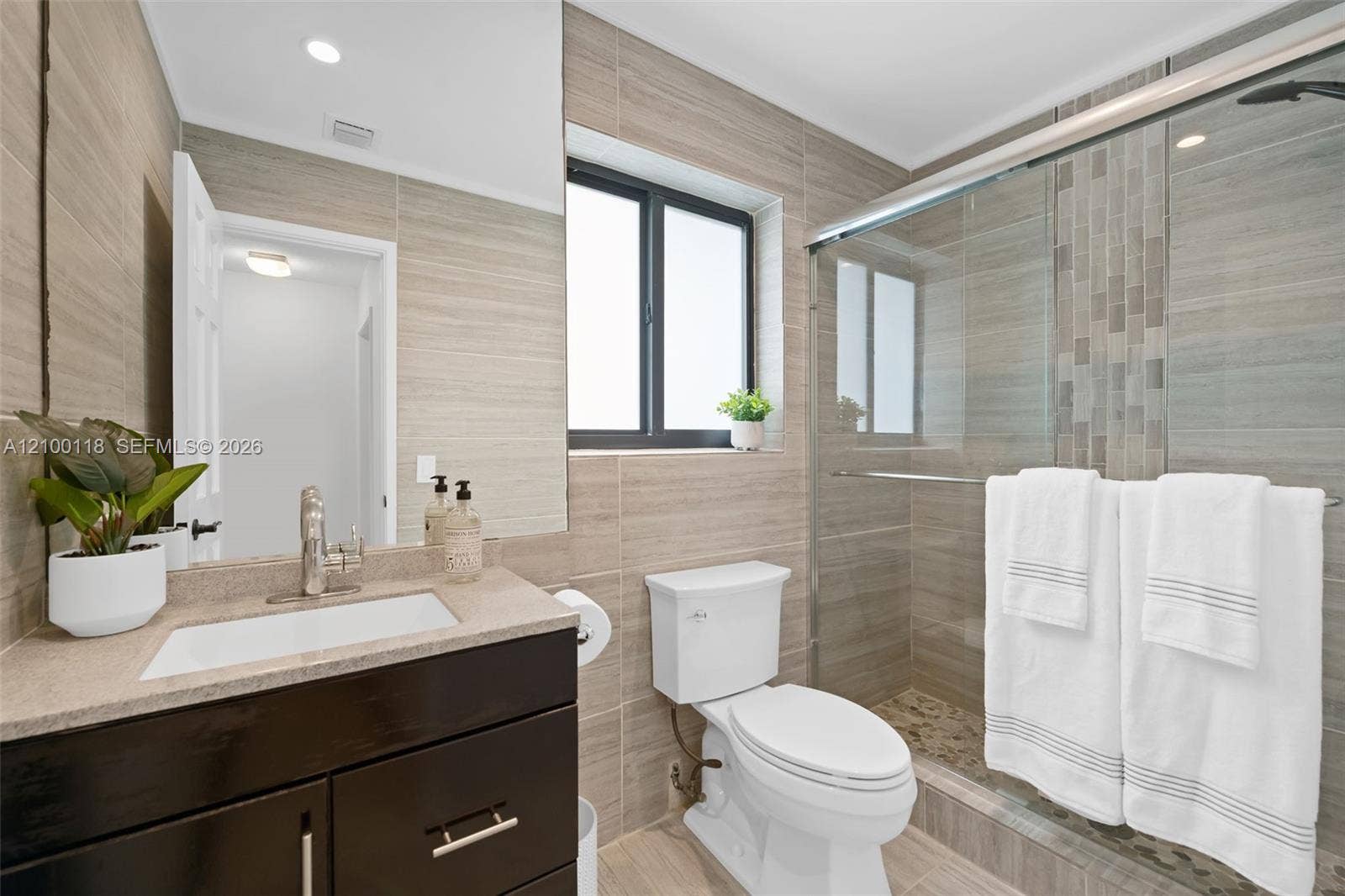 2091 NE 55th Street, Fort Lauderdale, FL 33308 Guest Bathroom