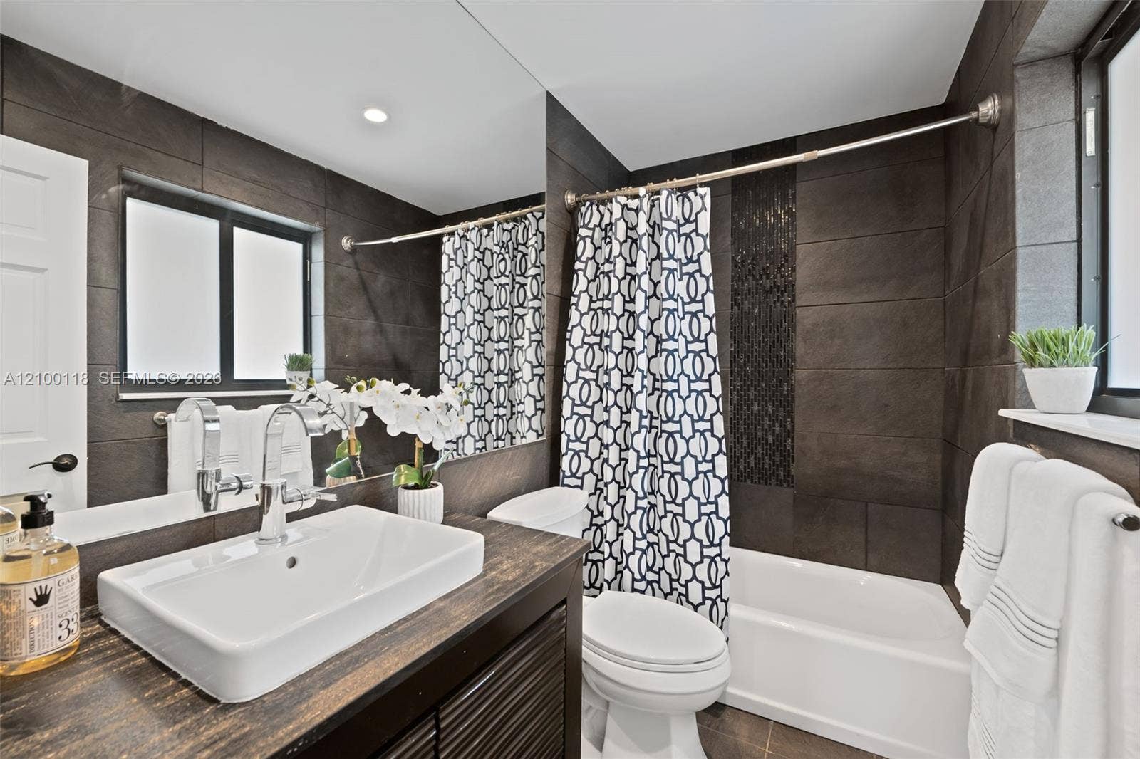 2091 NE 55th Street, Fort Lauderdale, FL 33308 Primary Bathroom