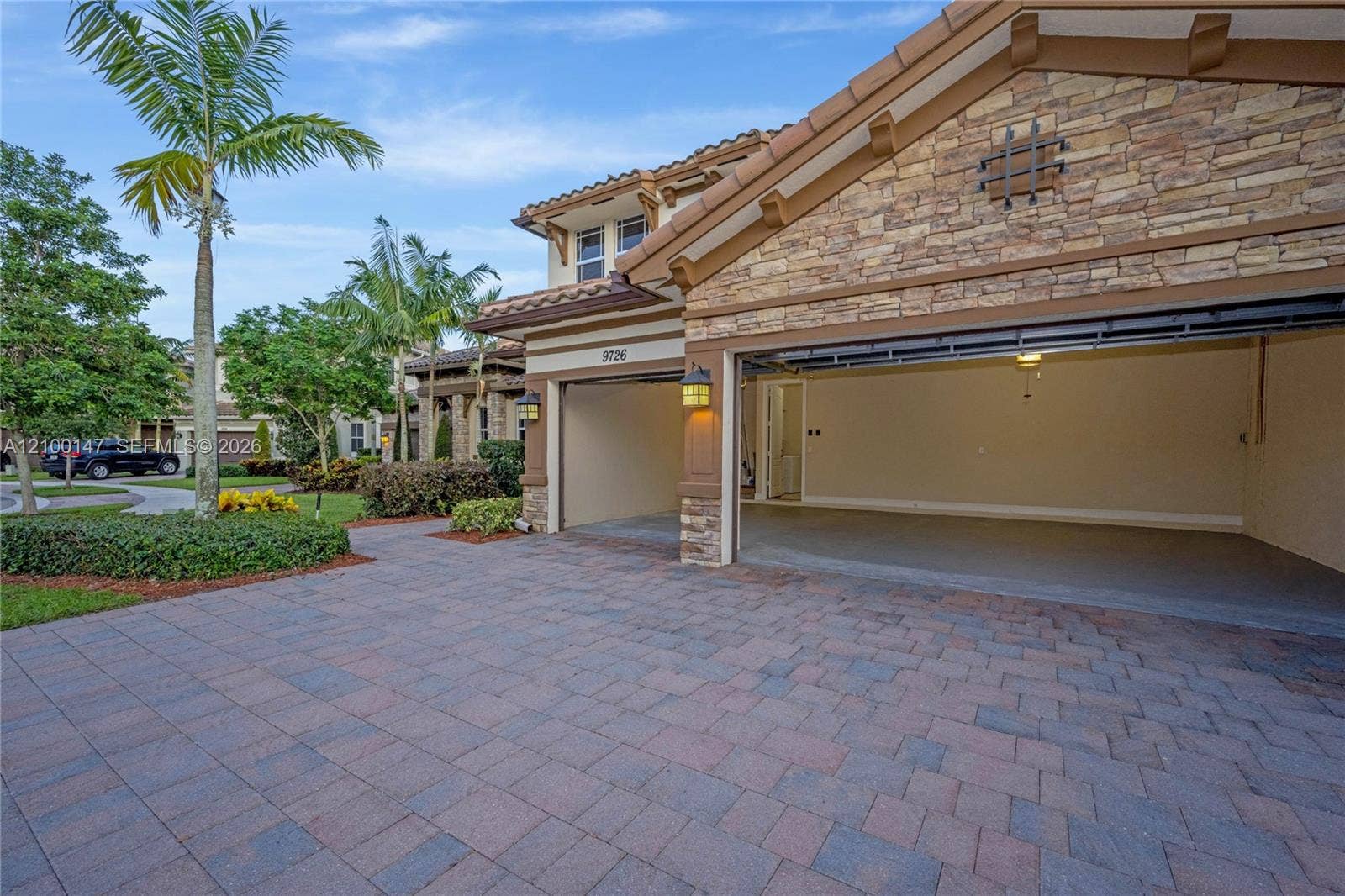 2010 NW 98th Way, Pembroke Pines, FL 33024 Photo 2