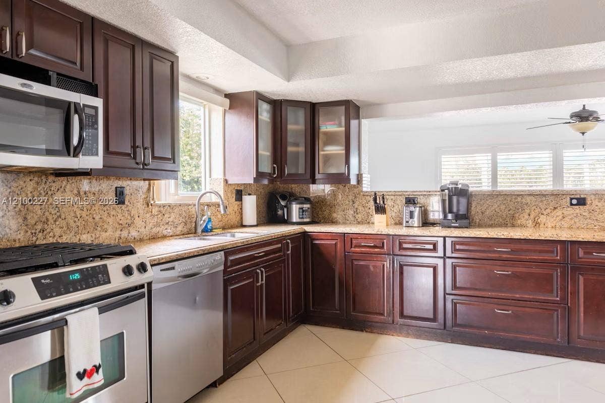 10911 Taft Street, Pembroke Pines, FL 33026 Photo 12