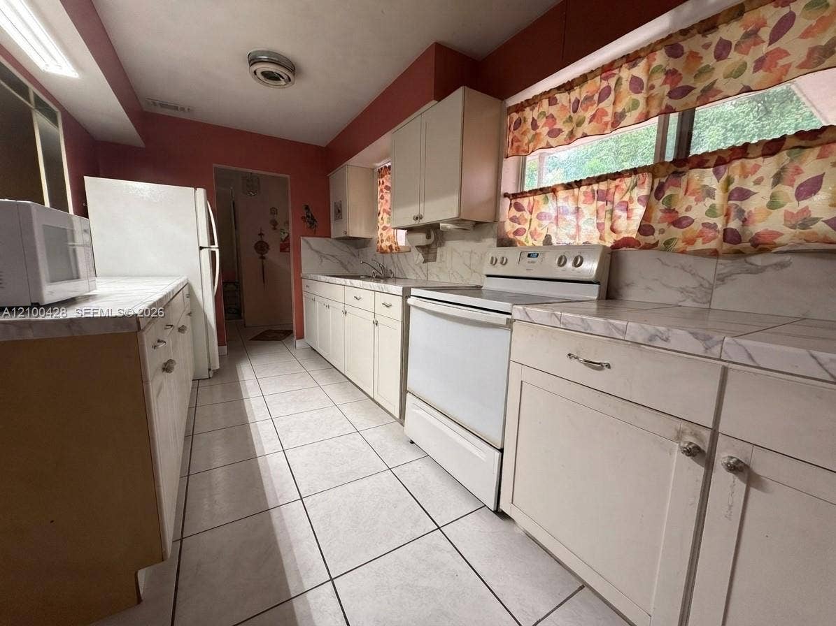 6641 SW 5th Street, Pembroke Pines, FL 33023 Photo 3
