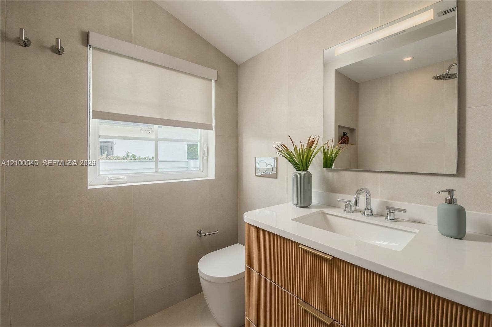 1042 NE 95th Street, Miami Shores, FL 33138 Modern Shared Bathroom with Tub/Shower combo