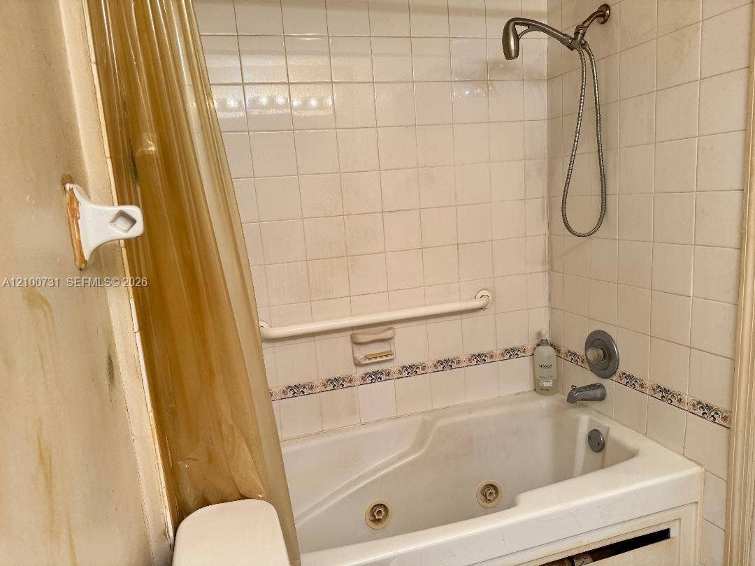 10742 La Placida Drive, #8-B1, Coral Springs, FL 33065 Jetted bathtub