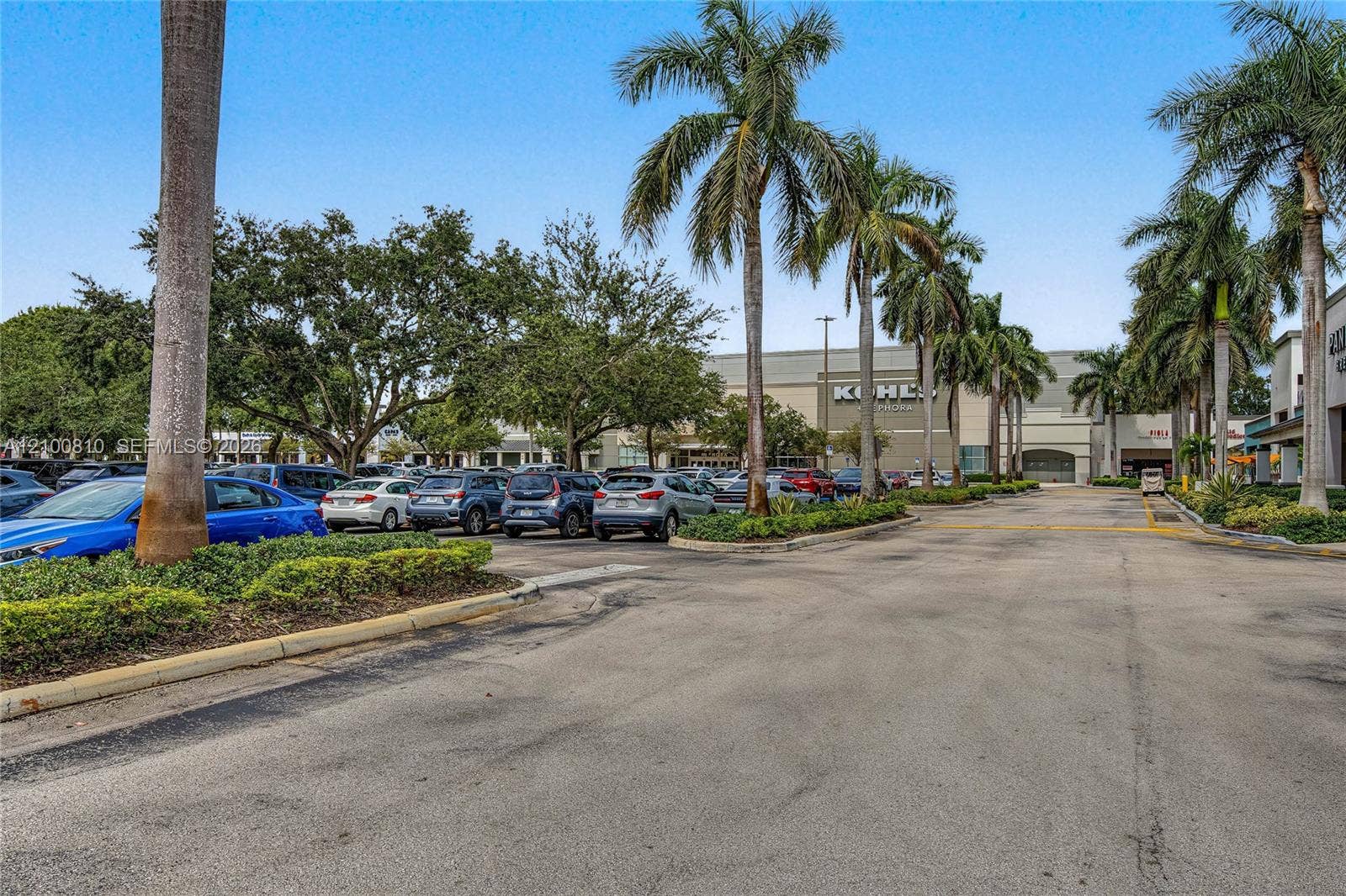 Shopping & restaurants walking distance away