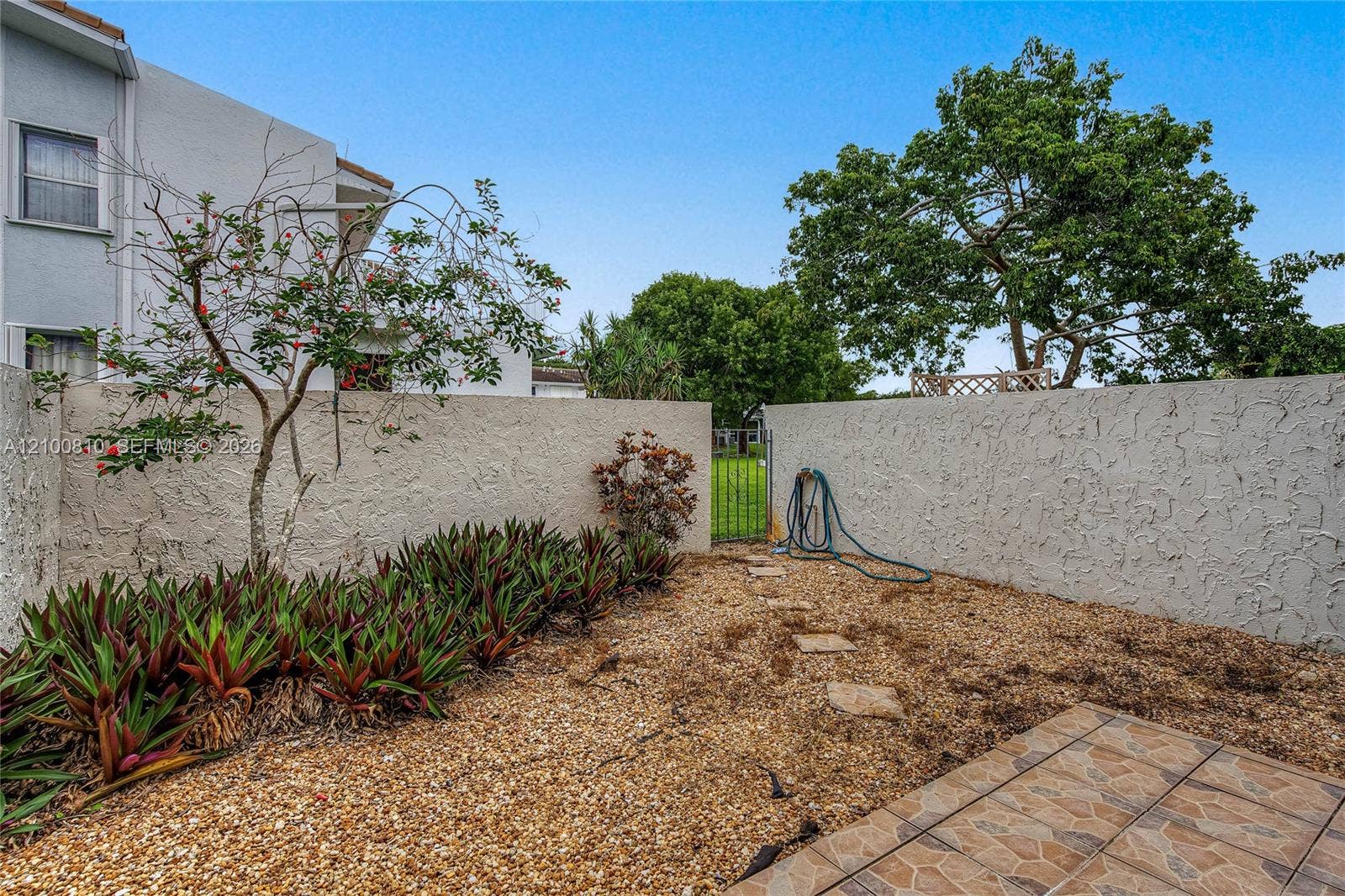 Patio/yard, fenced in