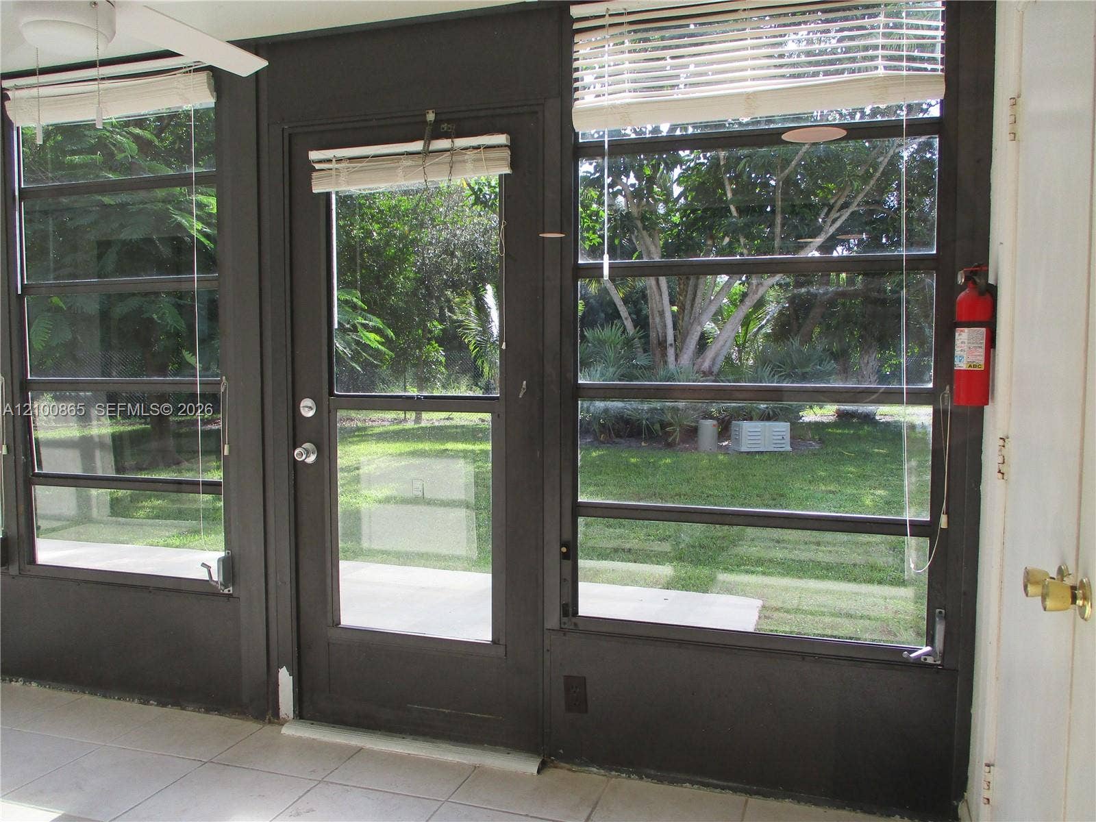 6531 SE Federal Highway, #J112, Stuart, FL 34997 Screened enclosure with tiled flooring and a ceiling fan