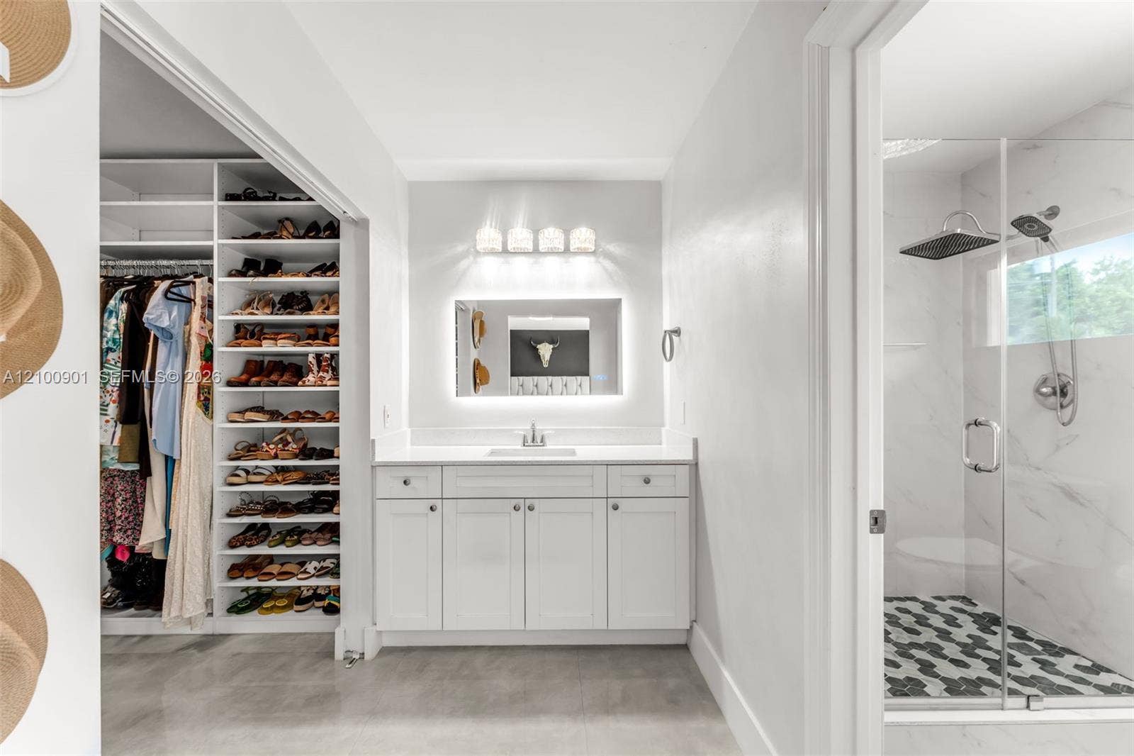 GREAT LAYOUT W OVERSIZED CLOSET