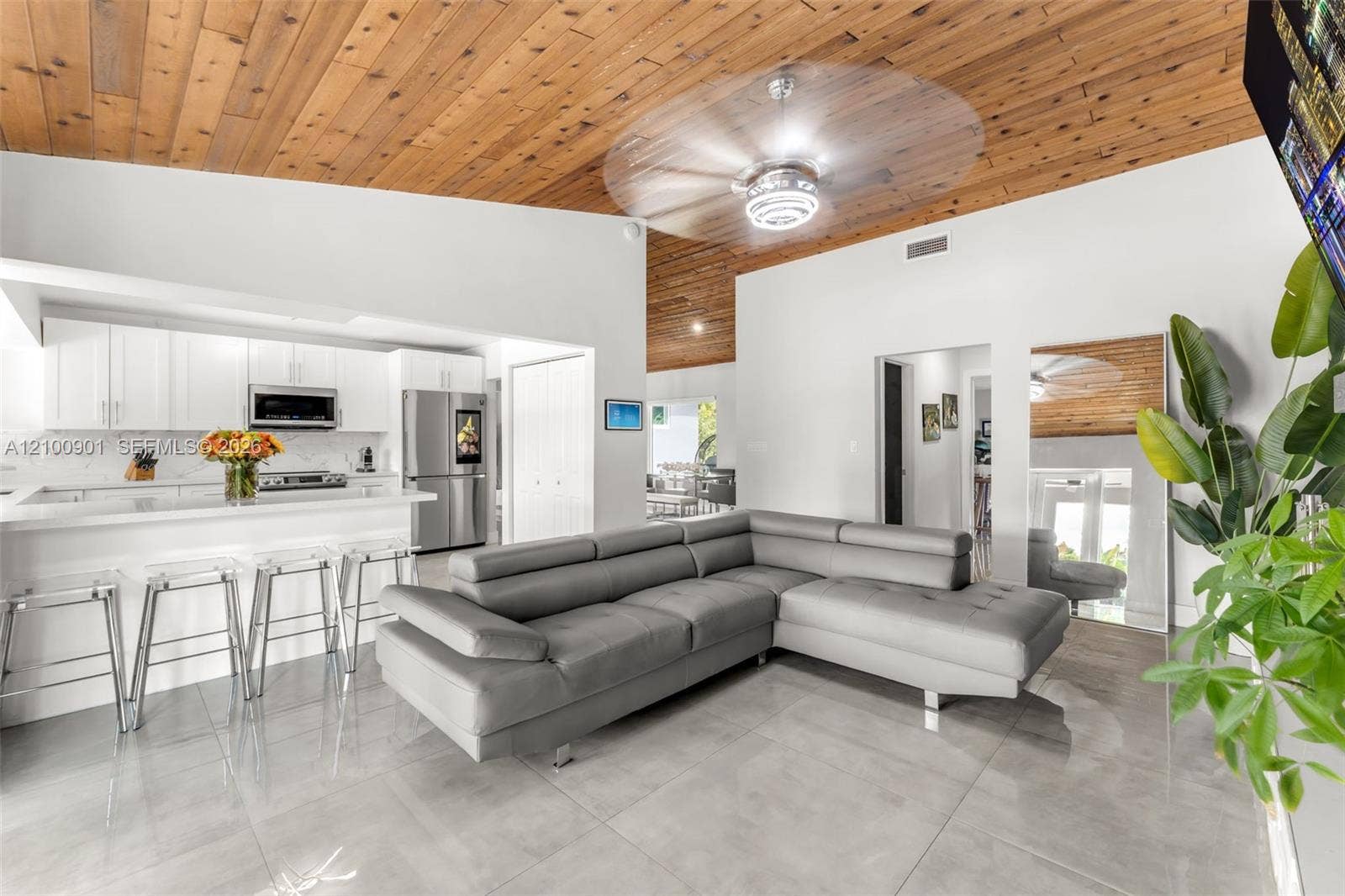 OVERLOOKS KITCHEN.