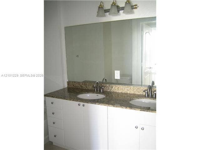 DOUBLE SINK, SEPARATE SHOWER & TUB