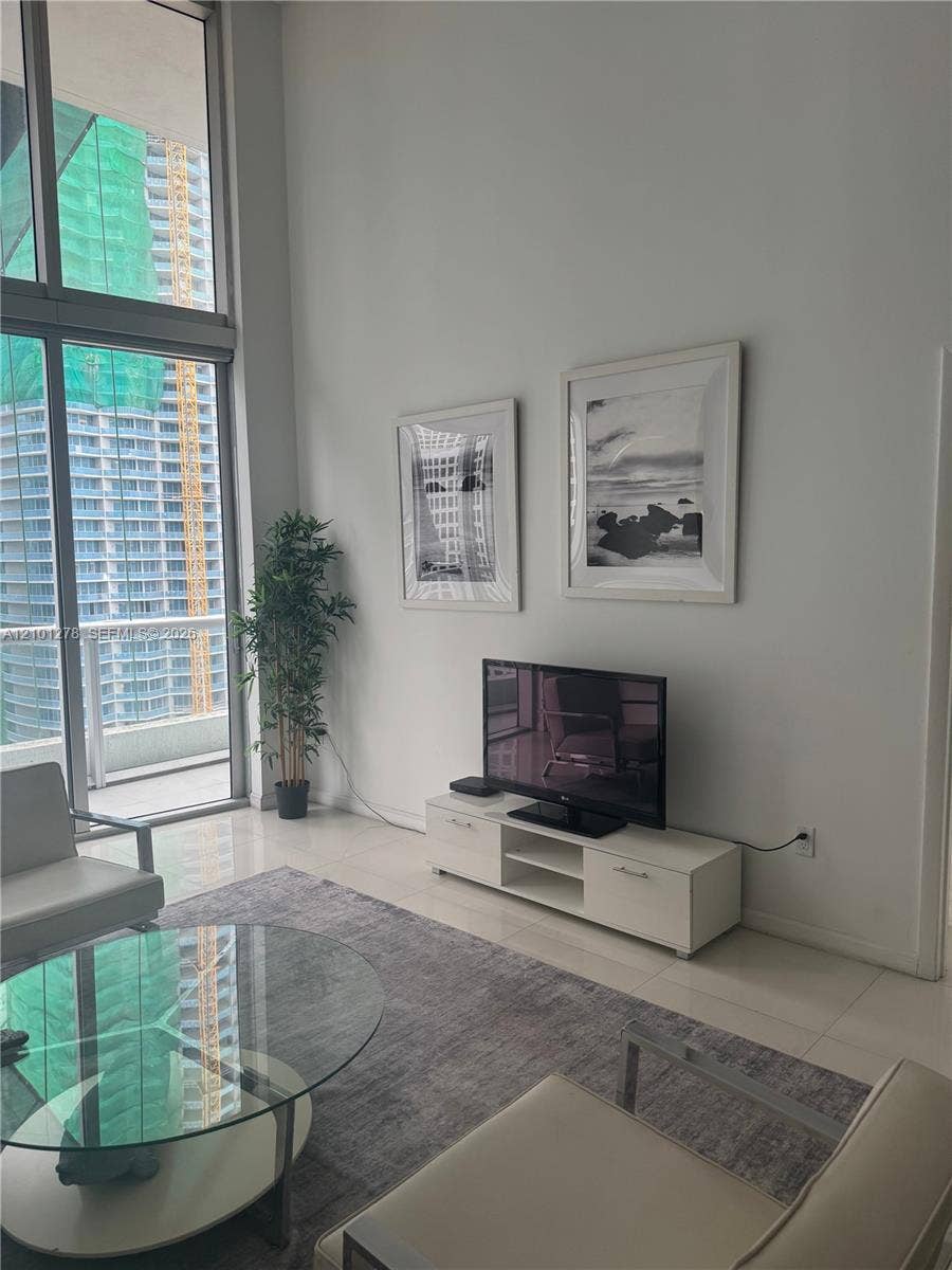 485 Brickell Avenue, #2806, Miami, Miami, FL 33131 Floor-to-ceiling windows, high ceilings, and large-format tile flooring