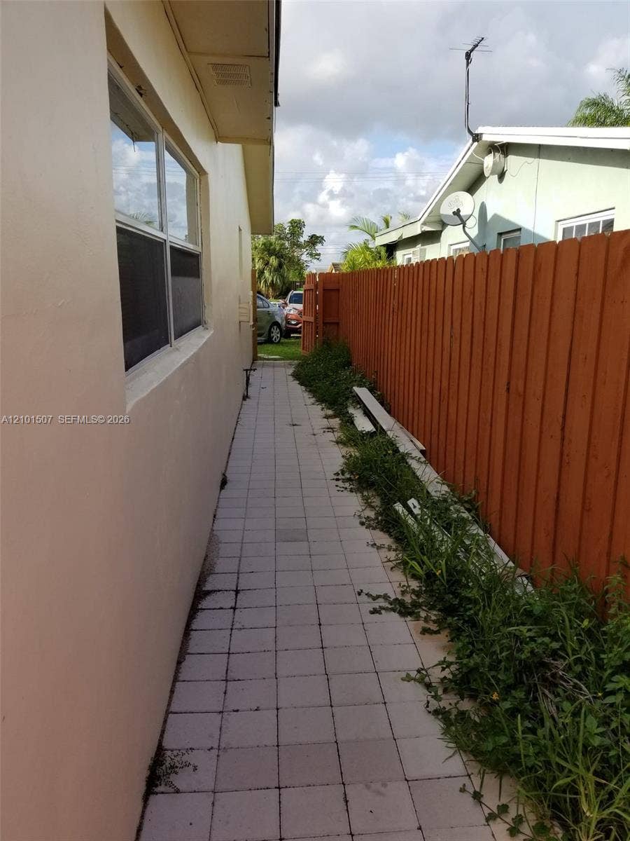 8960 Sunset Strip, Sunrise, FL 33322 Exterior side passage