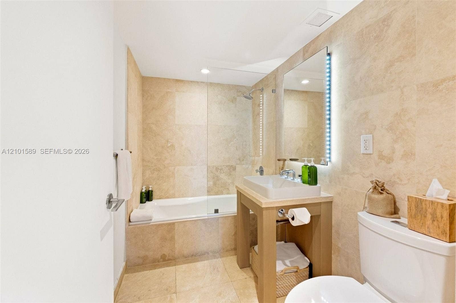 102 N 24th Street, #1244, Miami Beach, FL 33139 Second full guest bathroom in hallway