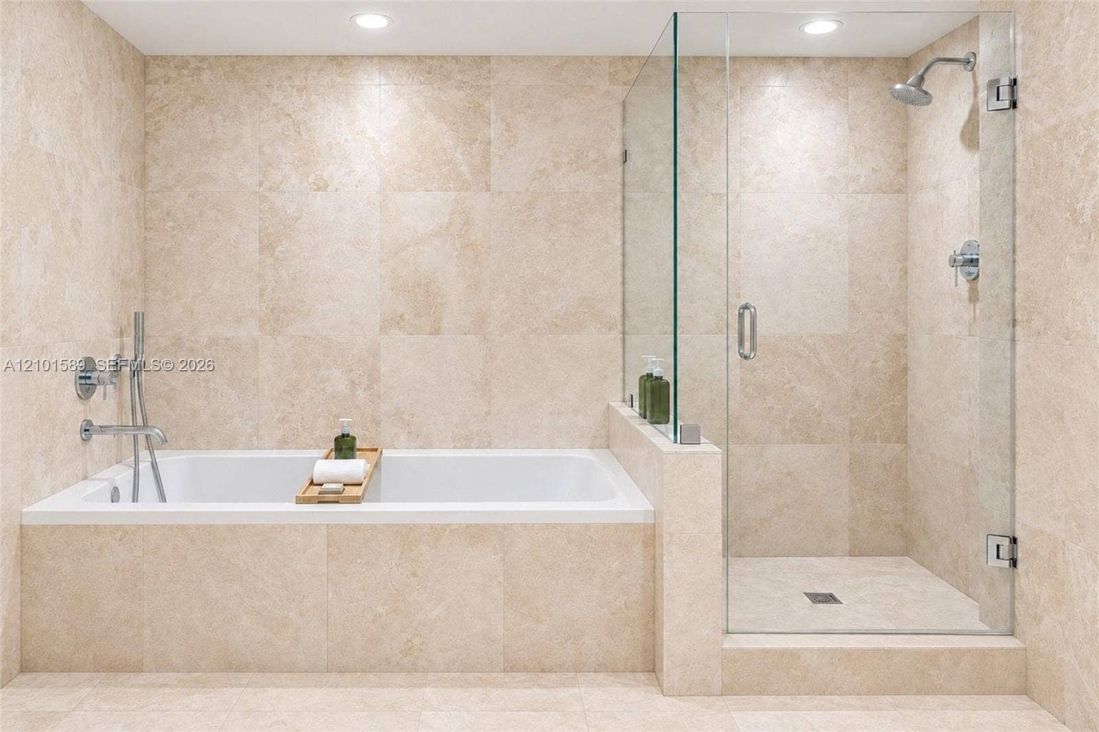 102 N 24th Street, #1244, Miami Beach, FL 33139 Separate shower and tub